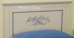 Letto singolo ad 1 piazza in legno con finitura laccata e decorata
